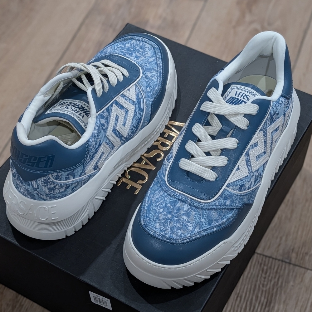 $925 VERSACE Greek Key Leather Low-Top Sneakers White/Baby Blue 43 US 10